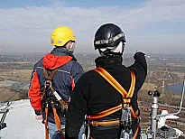 Zwei Techniker auf einer Anlage.