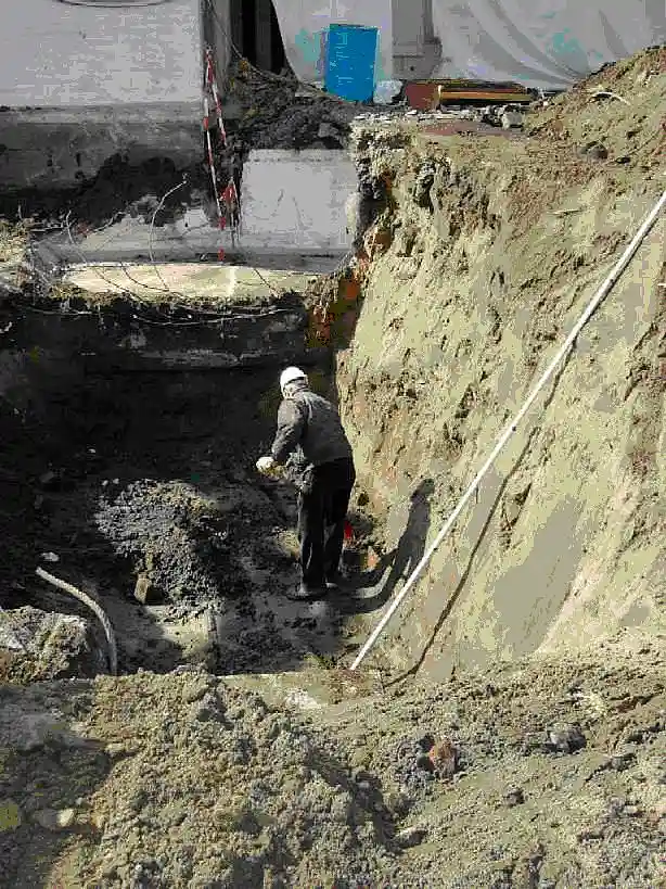 Arbeiter in einer Baugrube