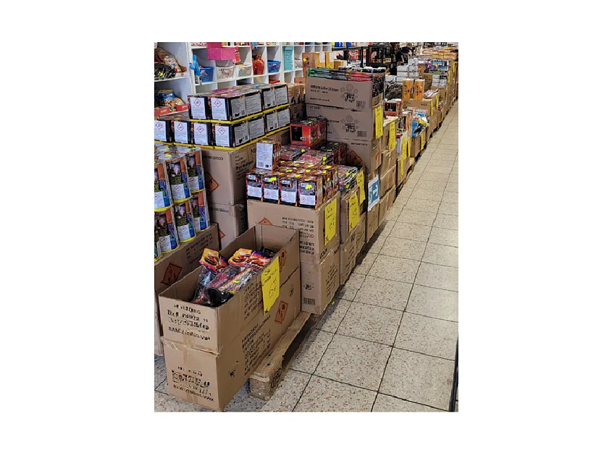 Das Bild zeigt eine Verkaufsfläche mit Feuerwerksartikeln im Einzelhandel