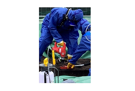 Arbeiten mit Asbest auf einer Baustelle